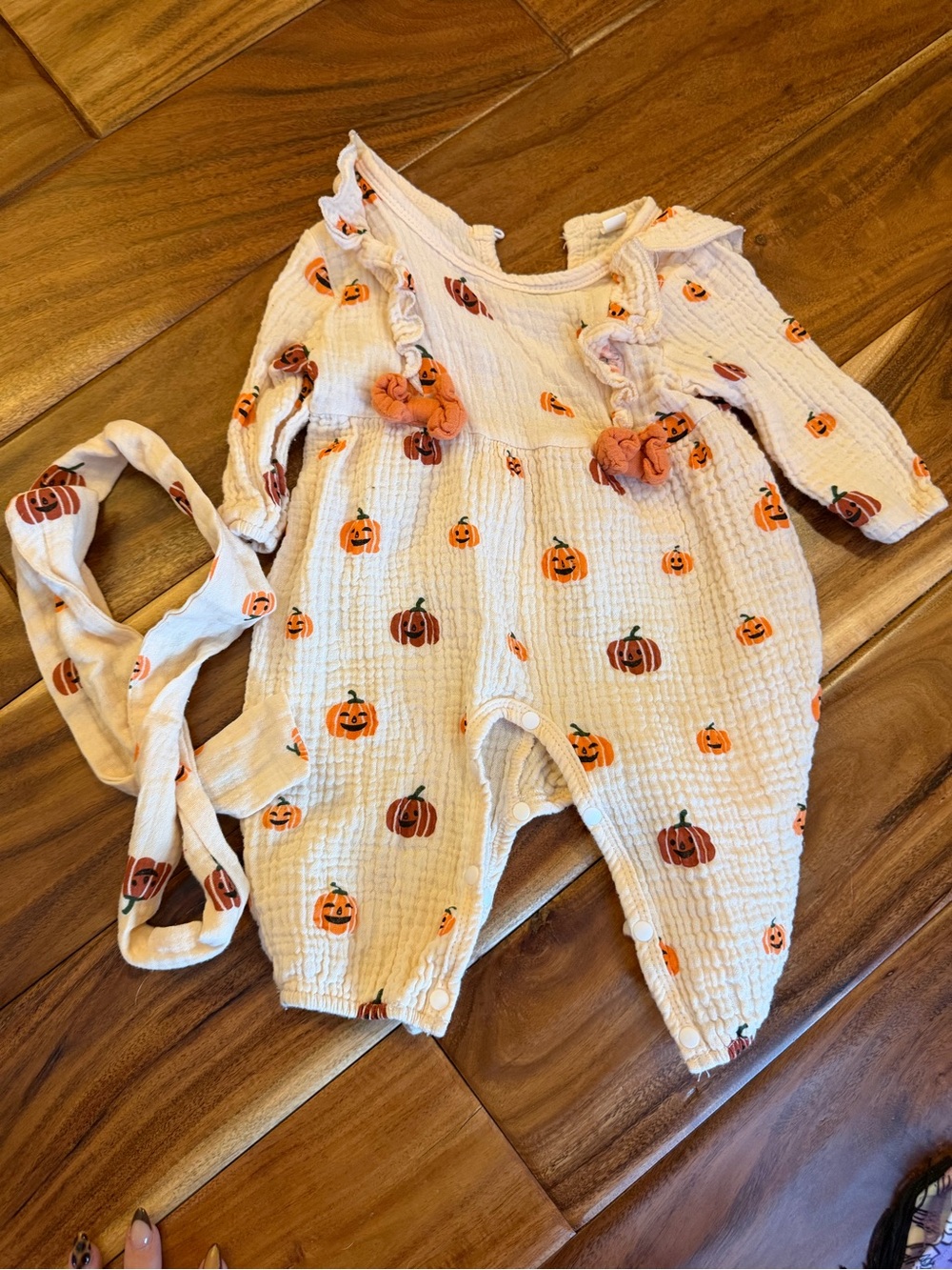 Baby girl pumpkin Halloween romper. Size 3/6 months. Comes with matching bow